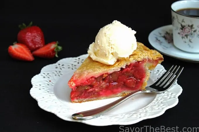 strawberry rhubarb pie with ice cream