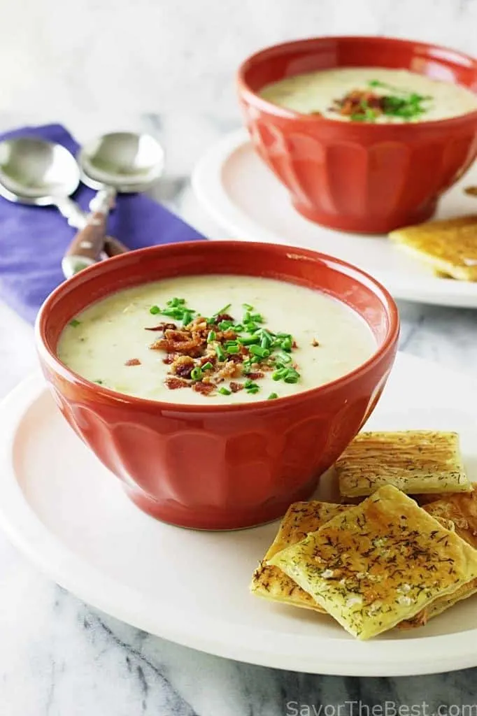 new-england-clam-chowder-with-puff-pastry-crackers_0748