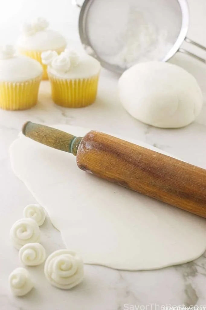 How To Make Rolled Fondant Recipe (With Video)