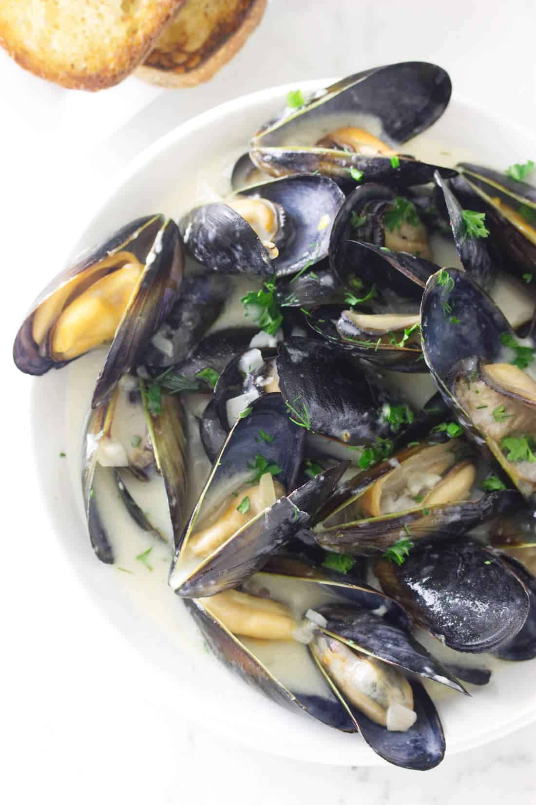 Mussels in Garlic Wine Sauce