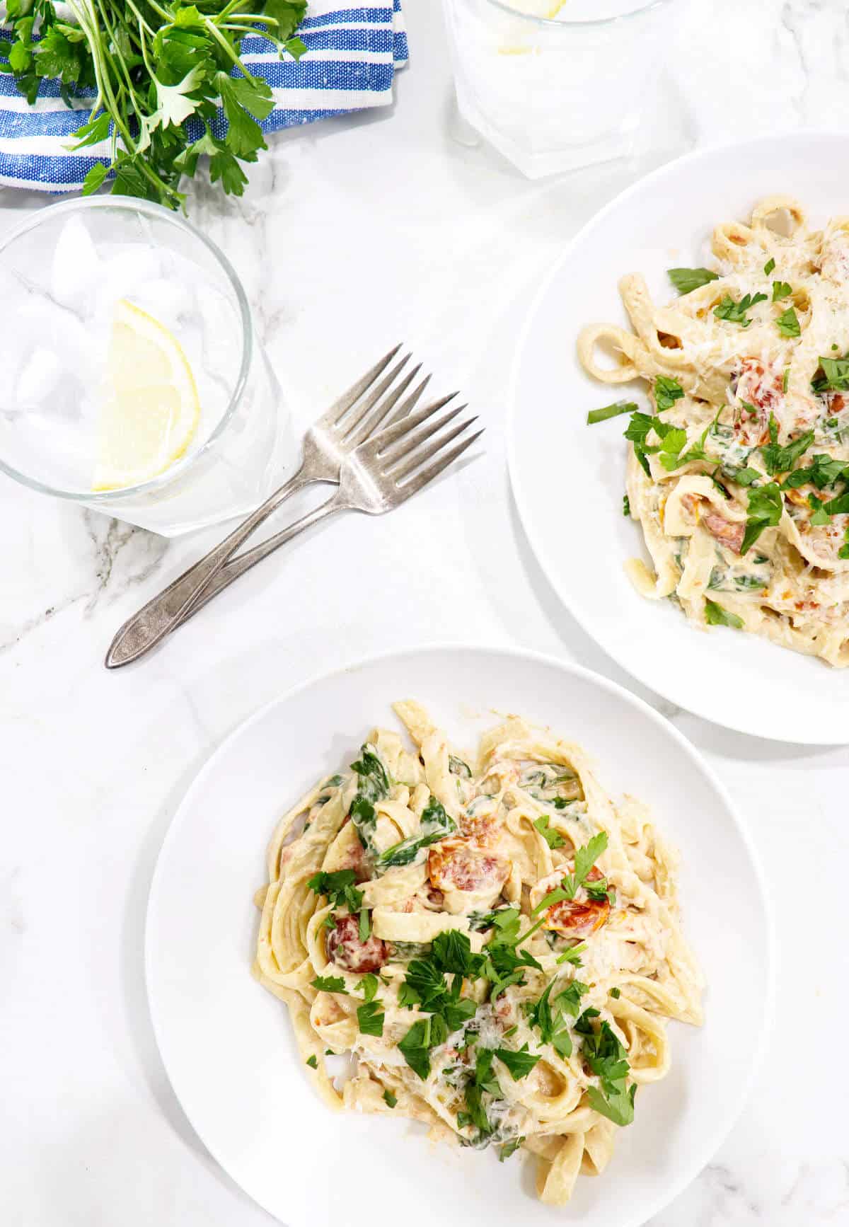 spinach and roasted tomato pasta with cashew cream sauce