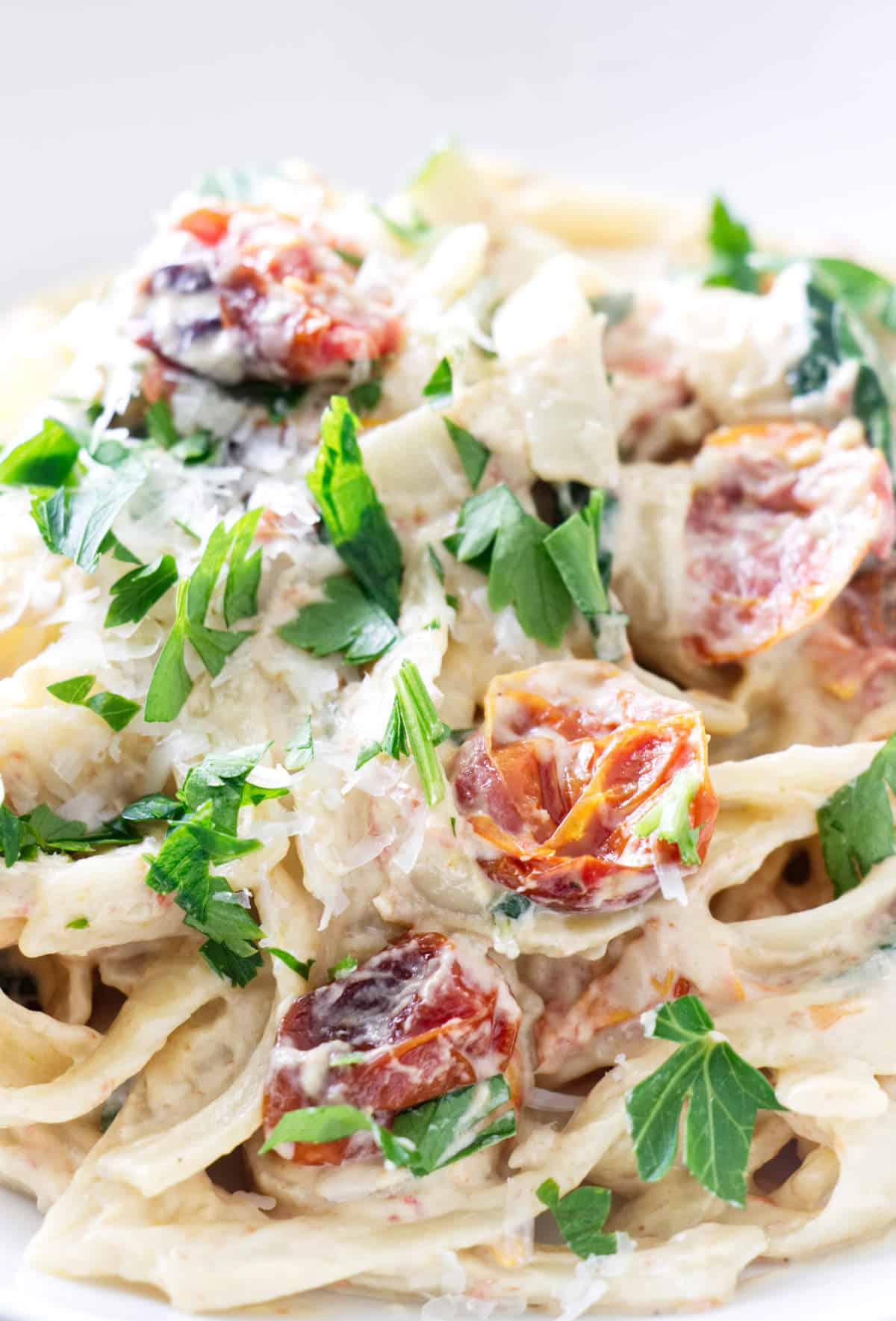 spinach and roasted tomato pasta with cashew cream sauce