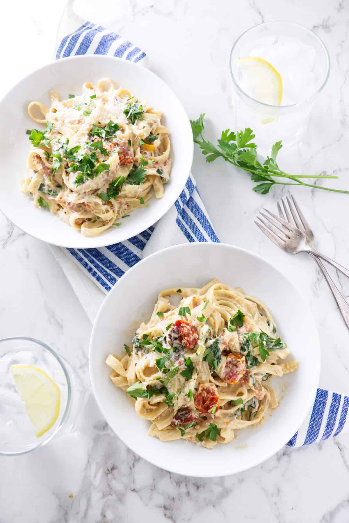 spinach and roasted tomato pasta with cashew cream sauce