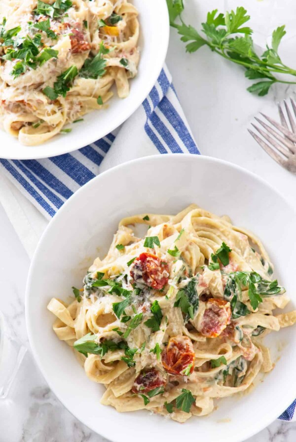 spinach and roasted tomato pasta with cashew cream sauce