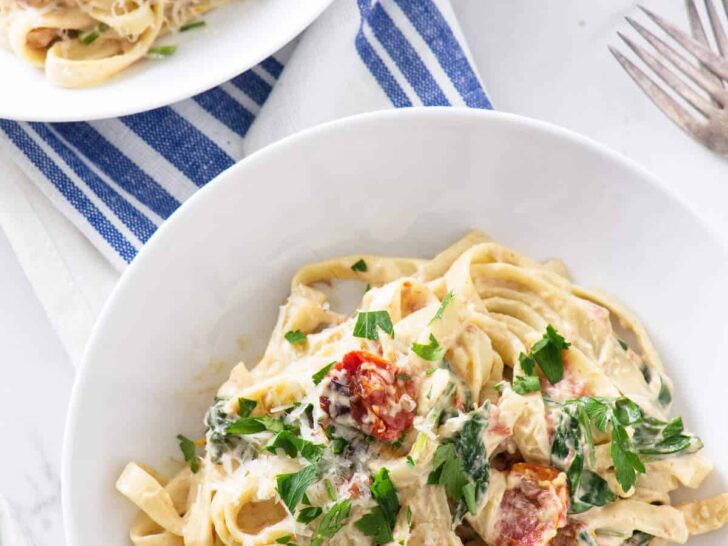 spinach and roasted tomato pasta with cashew cream sauce