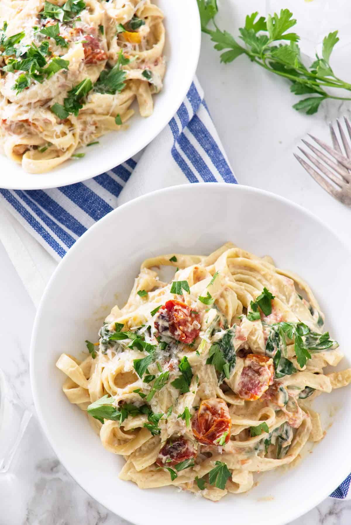 spinach and roasted tomato pasta with cashew cream sauce