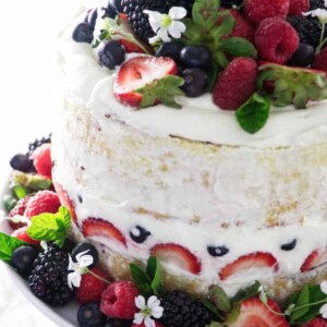 Sponge cake decorated with berries.