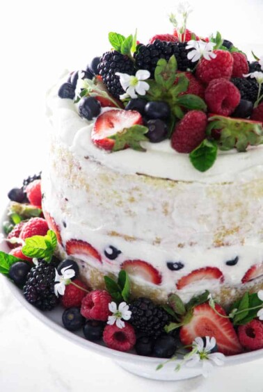 Sponge cake decorated with berries.