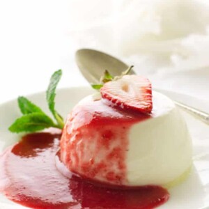 Serving of panna cotta and strawberry sauce