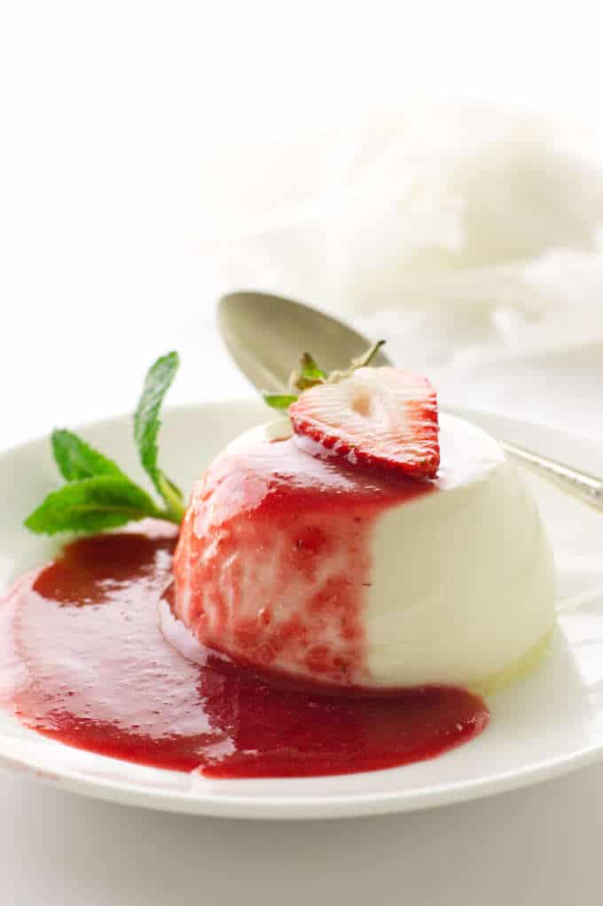 Serving of panna cotta and strawberry sauce