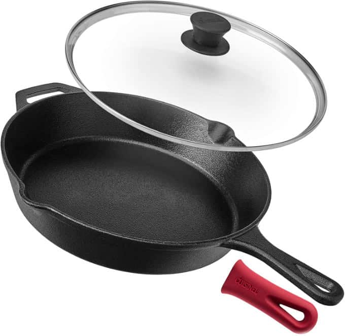 A lodge cast iron skillet with a glass lid.