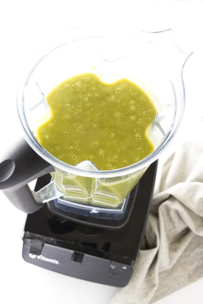 Processing asparagus pea soup in a blender.