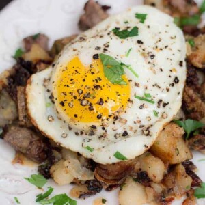 A serving of beef hash topped with an egg.