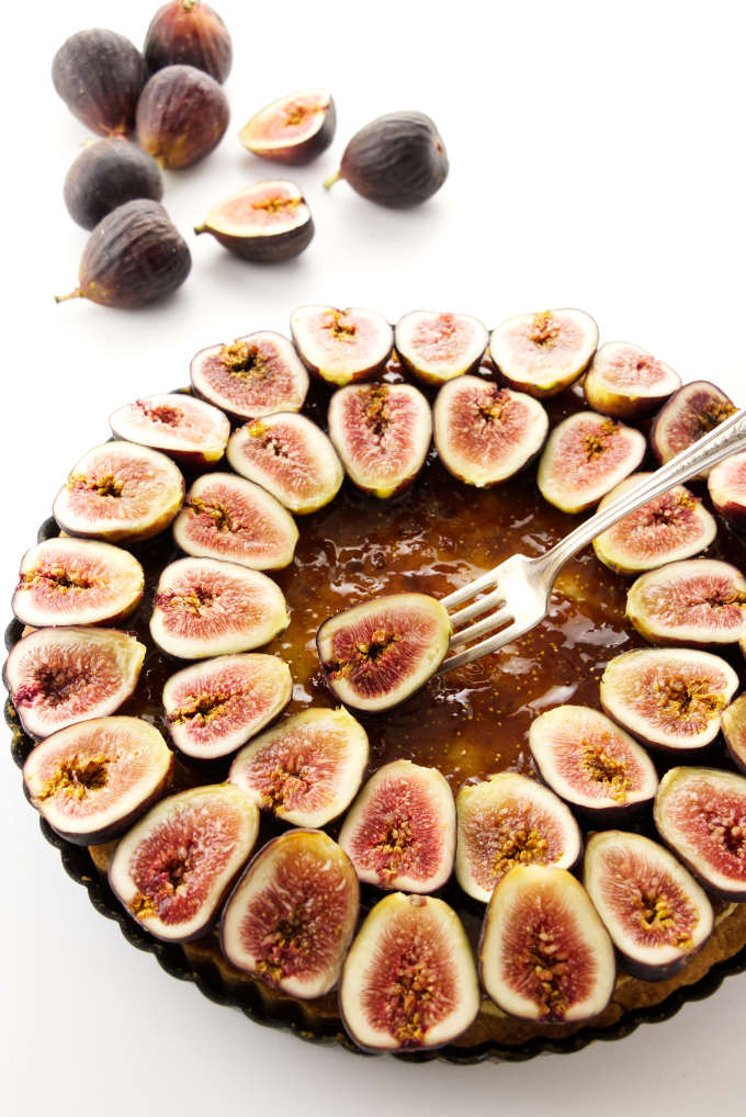 Figs being arranged on a tart