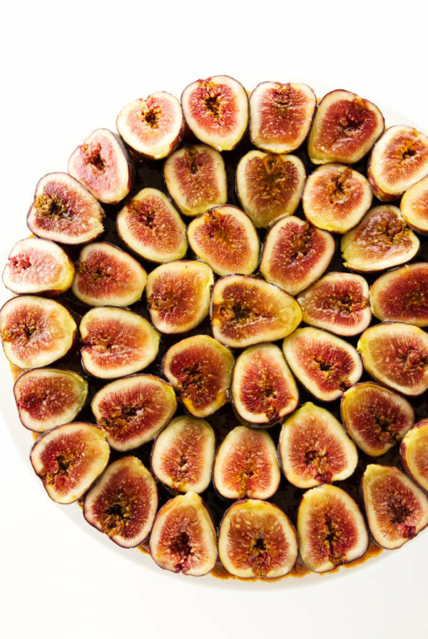 Overview of a fresh fig frangipane tart