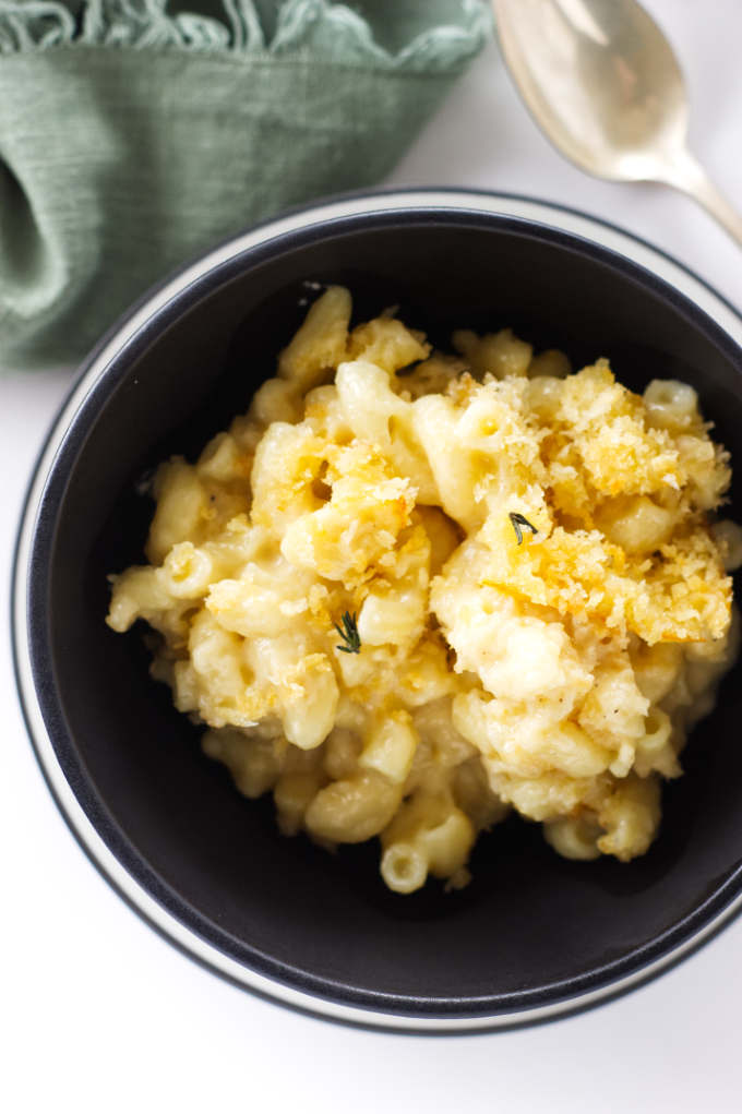 A bowl of macaroni and cheese made with cheddar cheese.