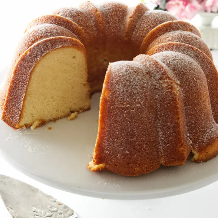 That Old Bundt Pan Will Make the Perfect Tabletop Flower Pot