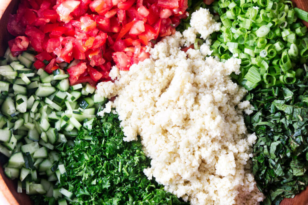 The ingredients used in an authentic tabbouleh salad.