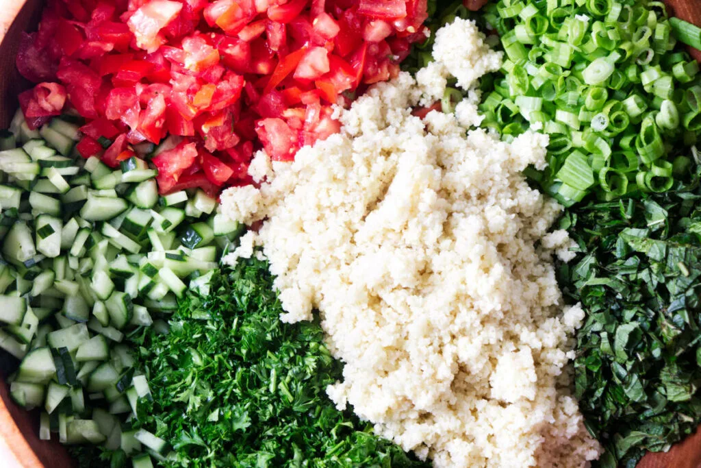 The ingredients used in an authentic tabbouleh salad.