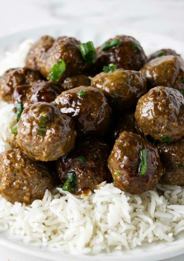 Meatballs on a bed of white rice.