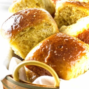 Einkorn dinner rolls in a basket.