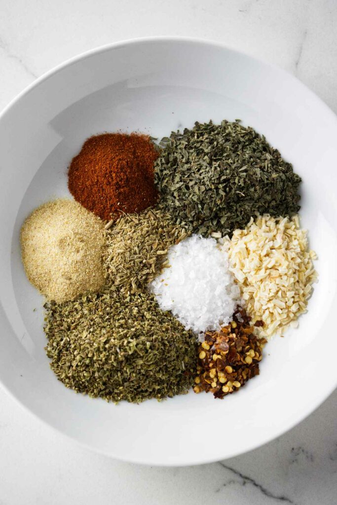 Ingredients for seasoning to put on pizza.