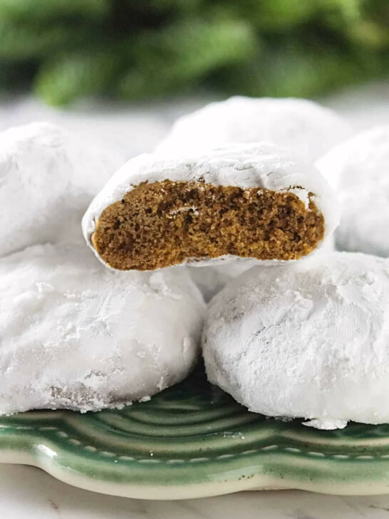 German spice anise cookies on a green plate.