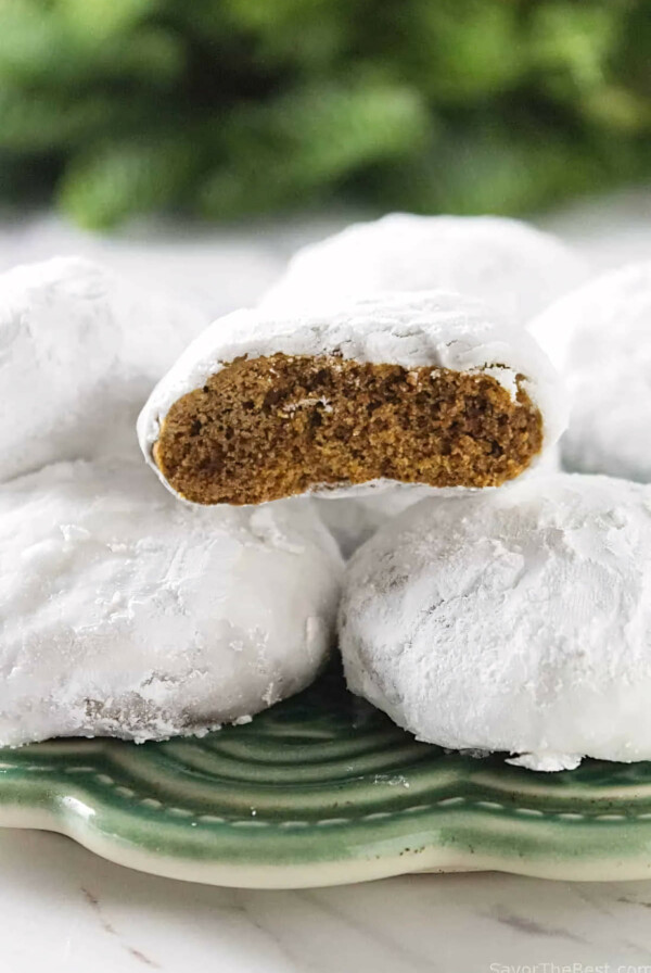 German spice anise cookies on a green plate.