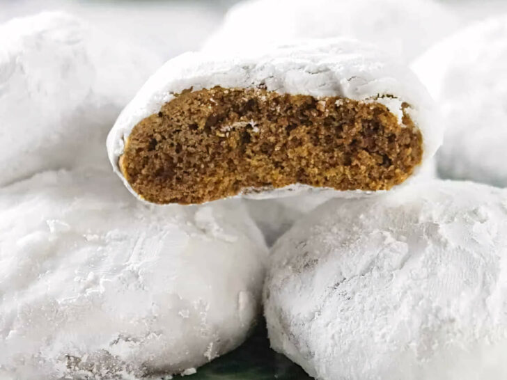 German spice anise cookies on a green plate.