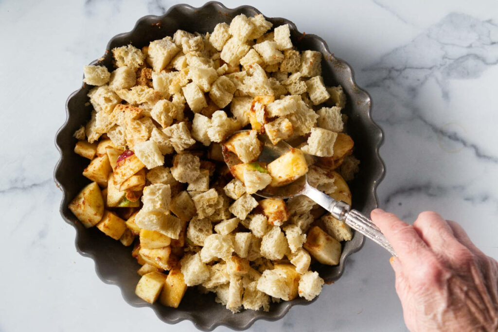 Combining the bread cubes with the apples