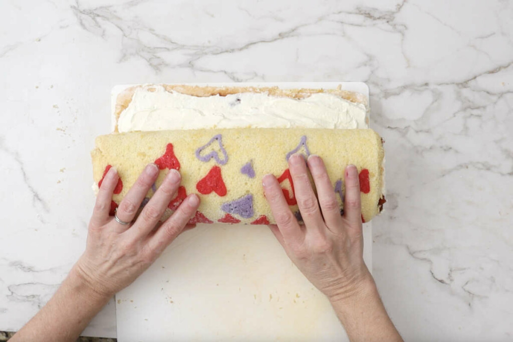 Rolling the patterned roll cake.