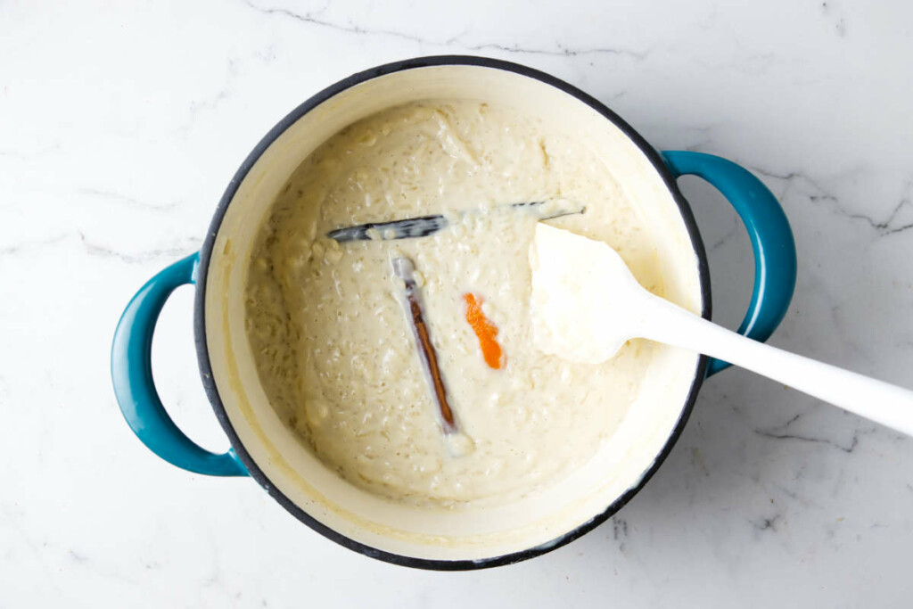 Thickened rice pudding with cinnamon and a vanilla bean.