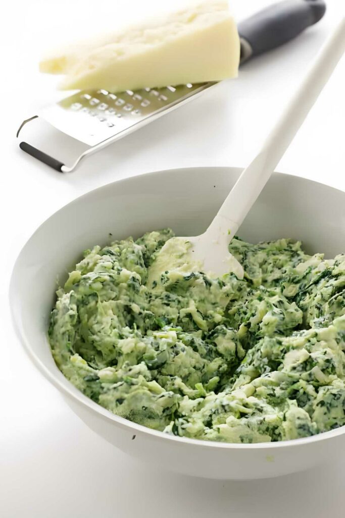 White bowl with spinach-ricotta mixture.