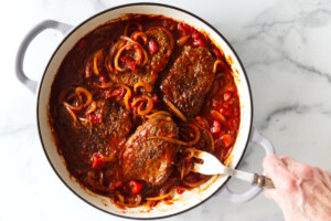 Returning the beef to the tomato onion sauce.