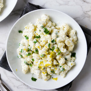 lemon ricotta pasta with peas in a pasta bowl.