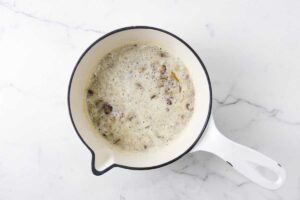 Apple juice and dates in a saucepan.